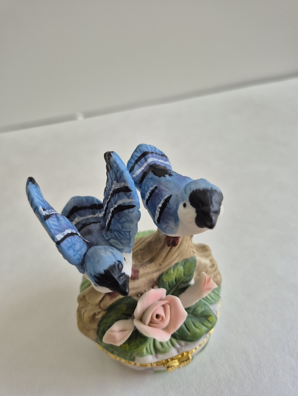 Trinket box vintage. Blue Jay figurines on top of box. Collectible. - Picture 9 of 11